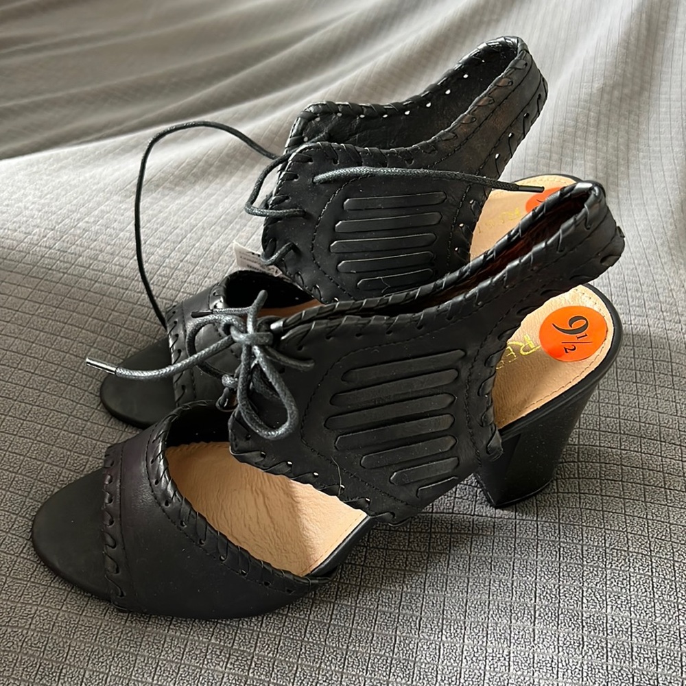 Restricted black heals cammie 9.5